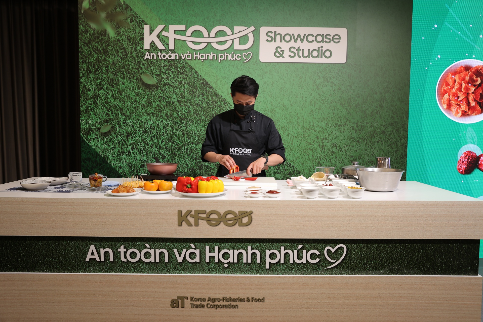 Cooking class to promote Korean food in Vietnam