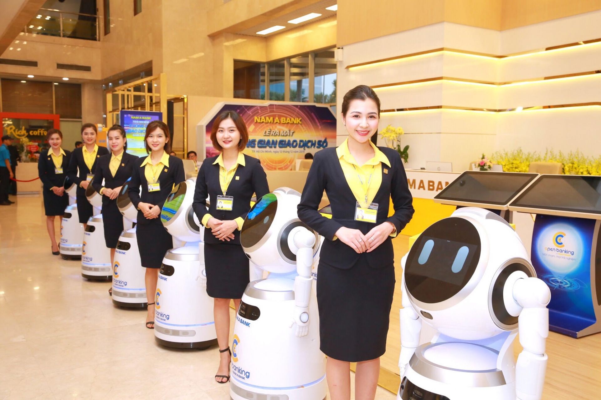 Nam A Bank officially launches Vietnam’s first banking robot