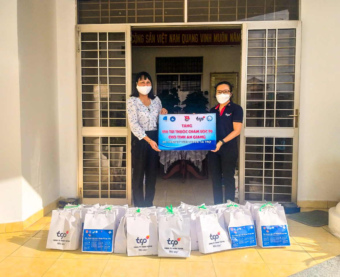 TCPVN donates 1,200 medicine bags to COVID-19 patients in southwest