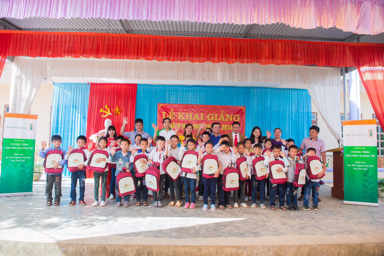 Dekalb Vietnam gifts Son La province’s young champions