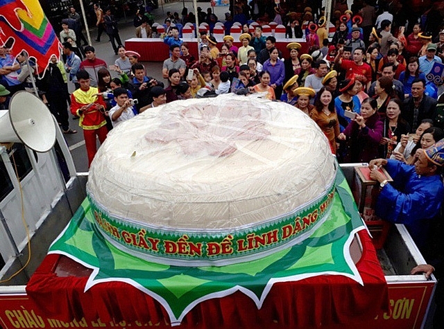 thanh hoa rejects giant cake offering proposal