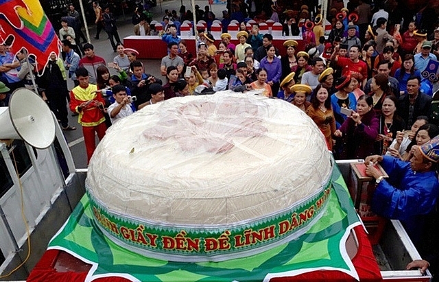 Thanh Hoa rejects giant cake offering proposal