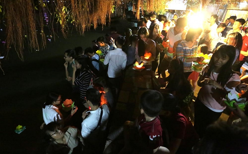 lanterns shine on saigon river full moon festival