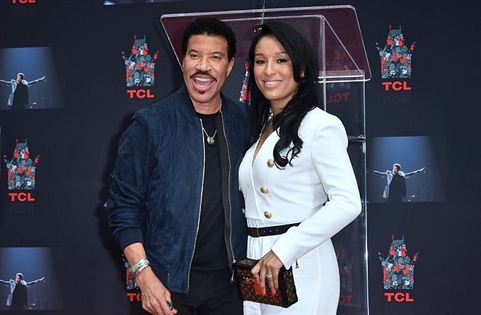 lionel richie honoured at hollywood handprints ceremony