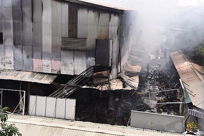 dozens of groceries in hanoi market were burned down