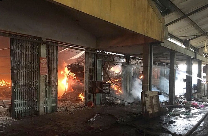 over 400 people needed to put out fire in soc son market