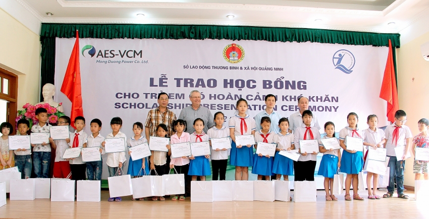 aes vcm mong duong power presents 150 scholarships to disadvantage children